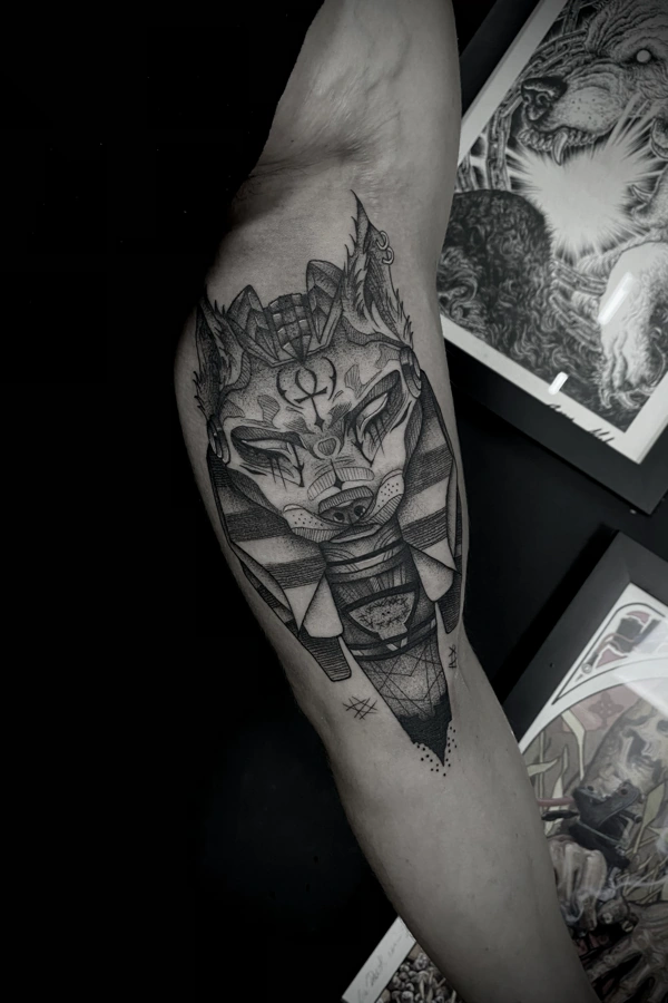 blackwork-05-anubis-braco